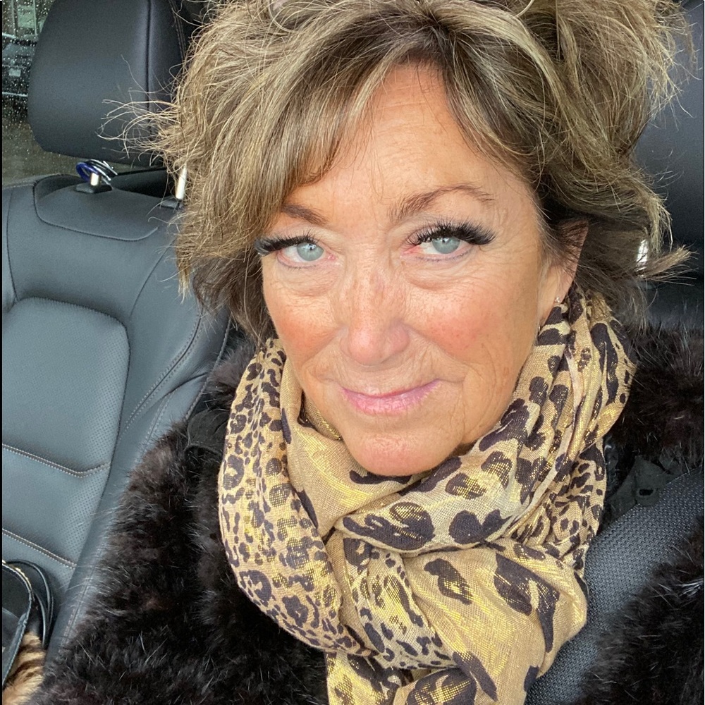 Meet your Posher, Laurie